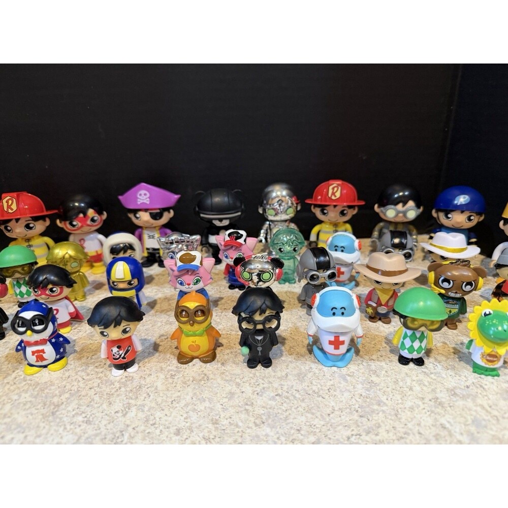 Lot of 50 Ryan’s World Mini Figures Mixed Series Rare Chase Gold Chrome - Picture 3 of 7